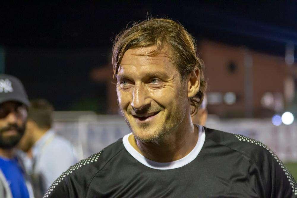 Totti incontra Spelacchio. VIDEO!