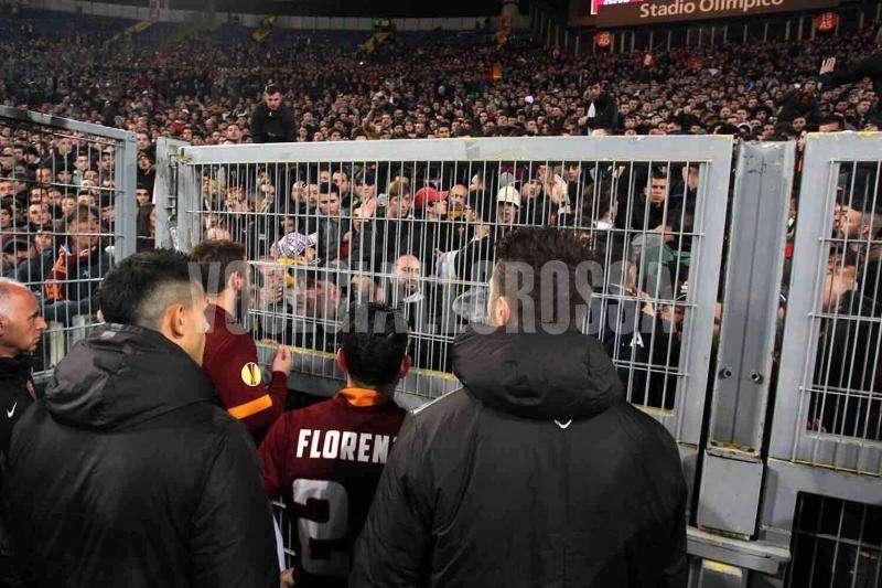Roma contestata sotto la Curva, colloquio con i tifosi. FOTO! VIDEO!