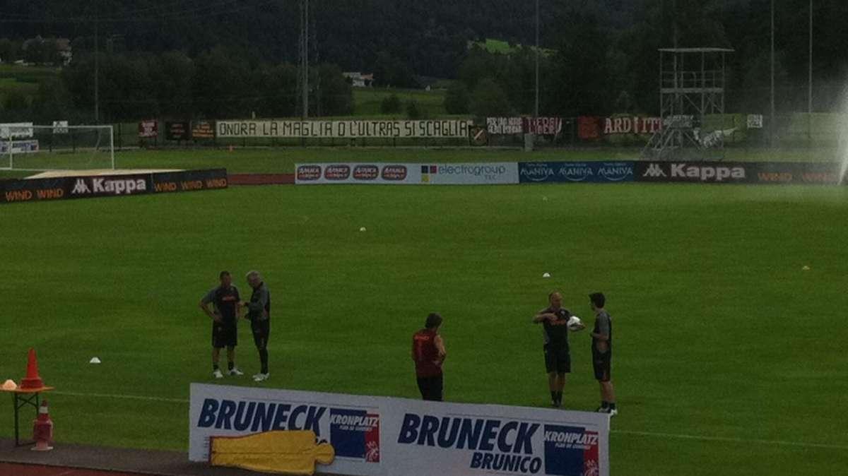 RISCONE - Termina la sessione pomeridiana di allenamento. Totti e Juan in gruppo, assenti Menez e Vucinic