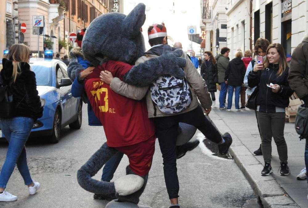 La mascotte Romolo visita gli AS Roma Camp. VIDEO!