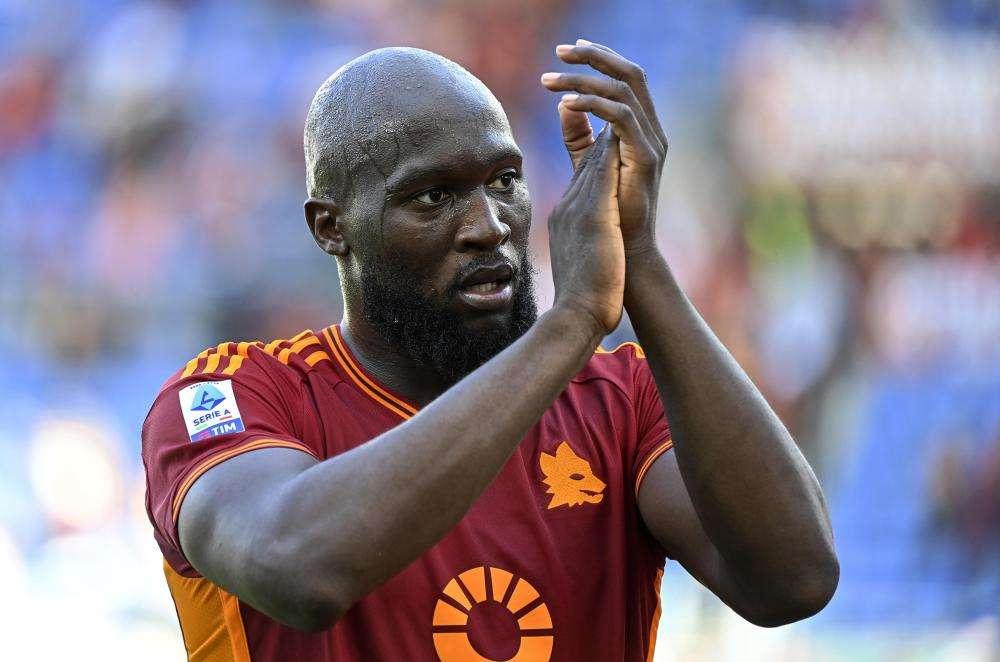 Inter-Roma: fischi San Siro a Lukaku, lui applaude e sorride