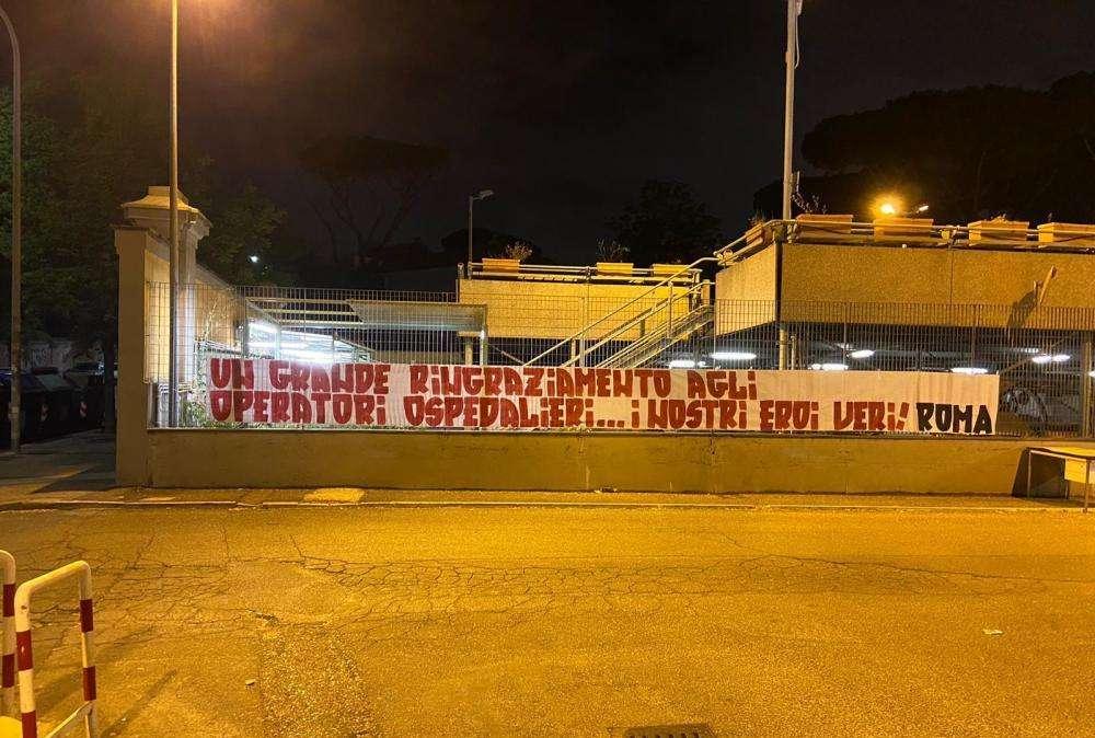 Striscione all'esterno del Policlinico Umberto I: "Un grande ringraziamento agli operatori ospedalieri... i nostri eroi veri"