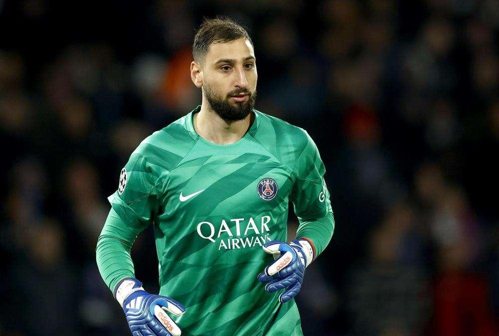 PSG, Donnarumma espulso al 10' e Tenas diventa l'eroe del giorno