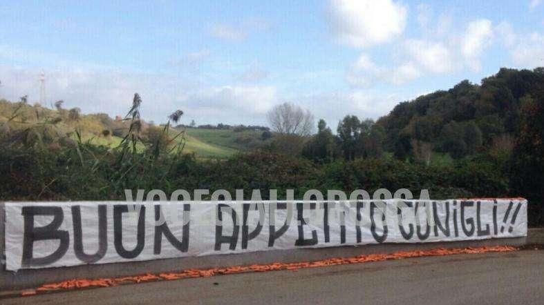 Striscione a Trigoria: "Buon appetito conigli". FOTO!
