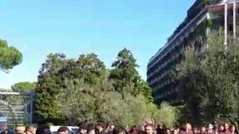 HILTON - Centinaia di tifosi sostengono la squadra prima del derby, i giocatori escono per ringraziare. FOTO! VIDEO!