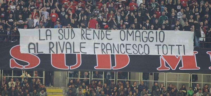 Curva Sud del Milan: "La Sud rende omaggio al rivale Francesco Totti". FOTO!