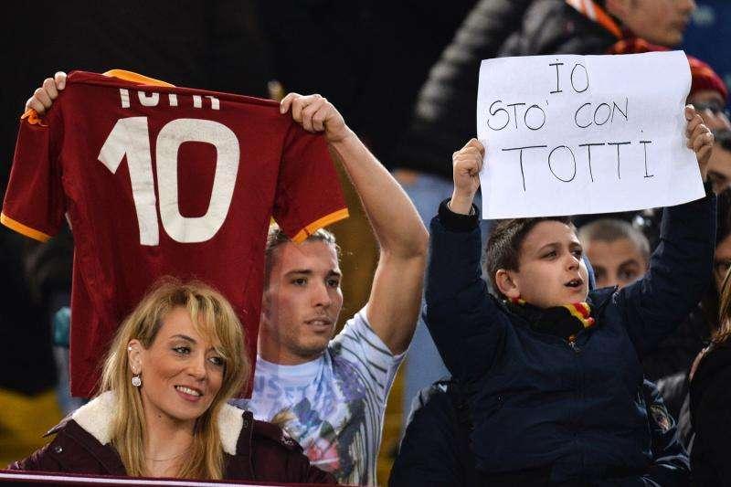 Un bambino all'Olimpico: "Io sto con Totti". FOTO!