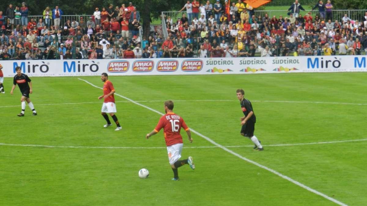 Roma-Rapp. Brunico 10-0, giallorossi "spumeggianti": a segno Totti, Caprari, Borriello (Tripletta), Taddei, Perrotta, Viviani, Verre e Menez. Rosi sbaglia un rigore
