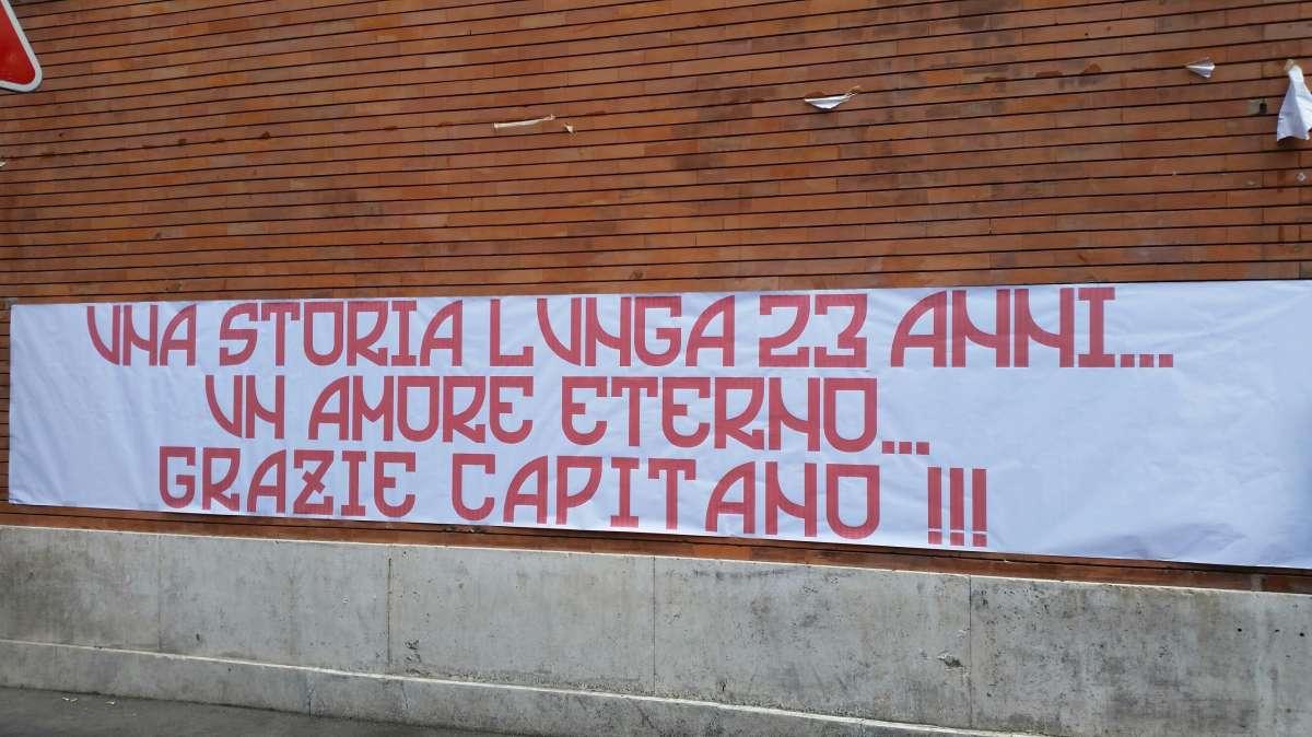 Striscione per Totti a Via Vetulonia. FOTO!