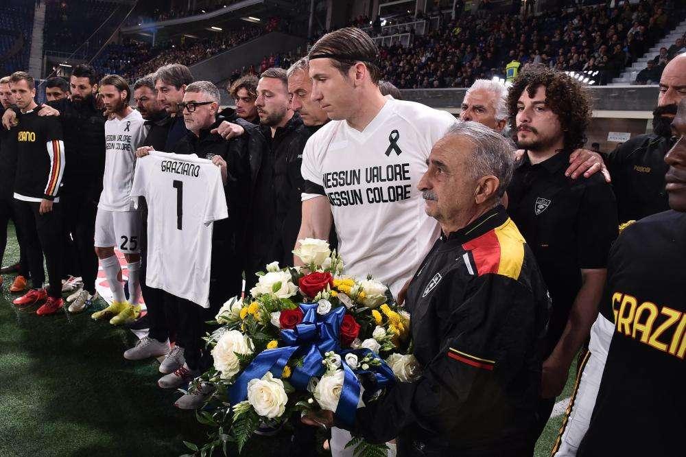Protesta contro la Lega Serie A, Lecce in campo con una casacca bianca senza loghi
