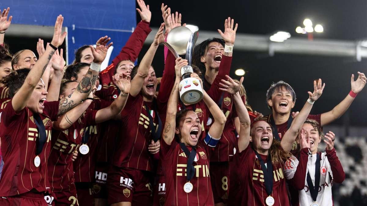 Roma-Inter: nel pre-partita i tifosi della Tribuna Est potranno scattare foto con la Supercoppa
