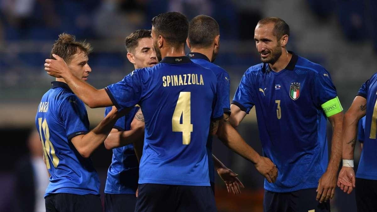 Insigne festeggia con la maglia di Spinazzola: la squadra canta cori per l'esterno
