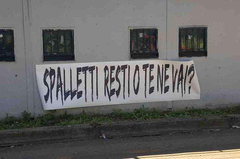 Trigoria, striscione fuori i cancelli: "Spalletti, resti o te ne vai?". FOTO!