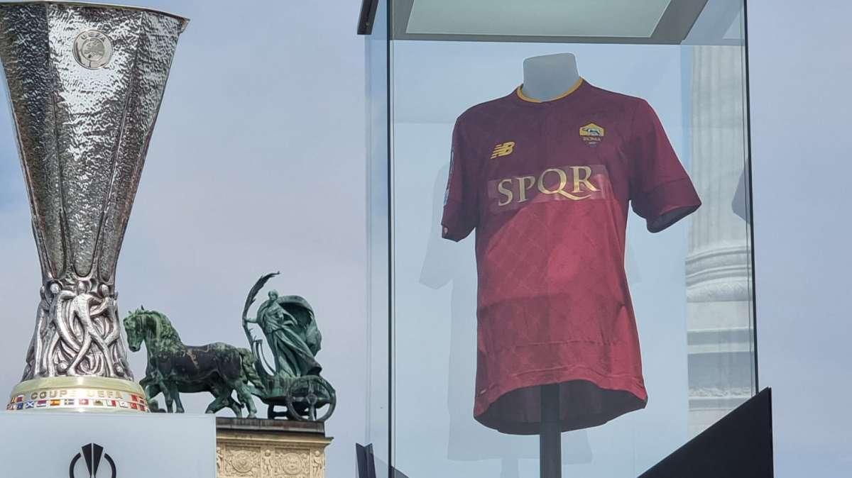 La coppa, le maglie e le foto delle squadre: ecco il Fan Festival dell'UEFA. FOTO!