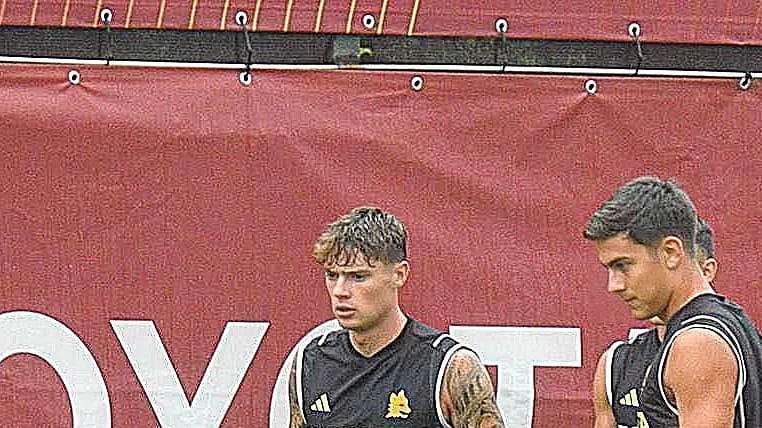 VG - Roma-Napoli, Dybala in panchina per assistere al riscaldamento dei compagni