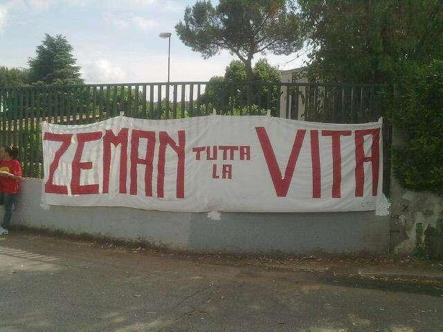 Una quindicina di tifosi pro-Zeman a Trigoria. Esposto lo striscione "Zeman tutta la vita" FOTO!