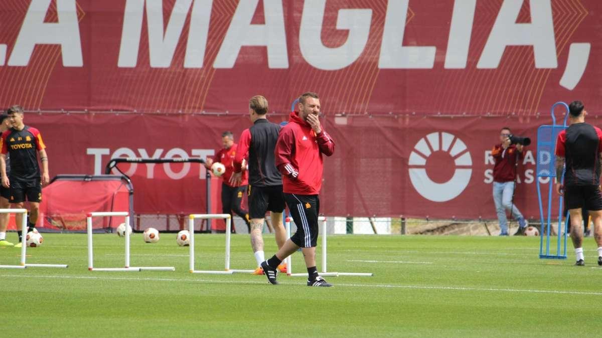 TRIGORIA - Allenamento mattutino per i giallorossi, Le Fée in campo con la squadra. De Rossi: "Bello il calcio posizionale, ma l'obiettivo nostro è andare di là". VIDEO!