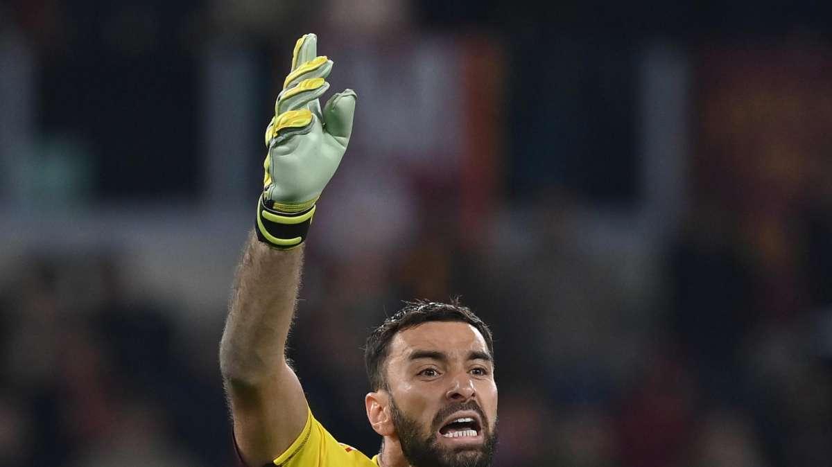 Mourinho consegna un messaggio a Rui Patricio tramite un raccattapalle