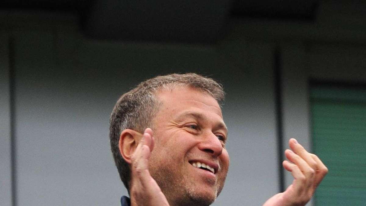 Il governo britannico sanziona Abramovich: beni congelati. Non può vendere il Chelsea