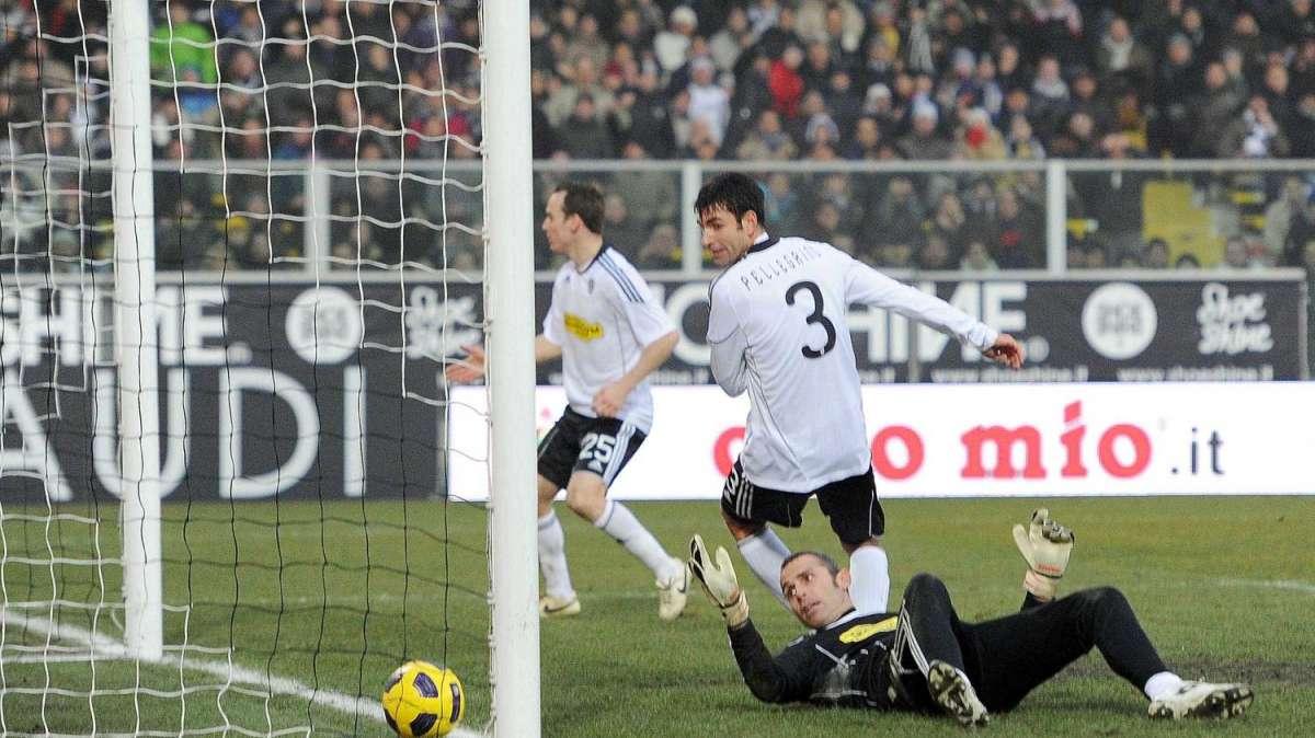 Con tenacia e fortuna la Roma espugna il difficile campo di Cesena. La rincorsa continua