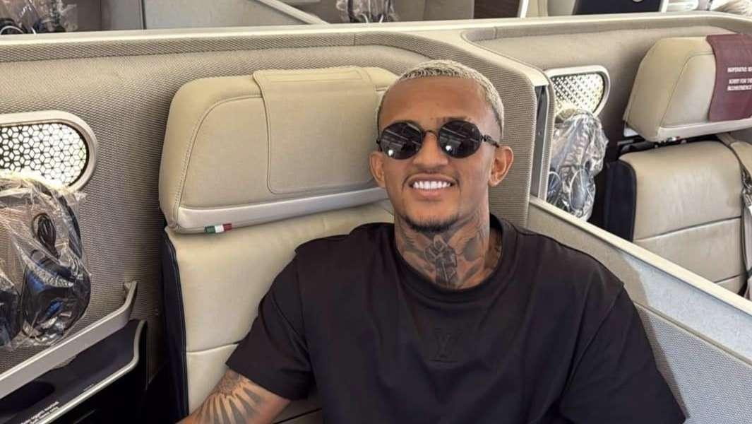 Calciomercato Roma - Wesley arriverà domani mattina alle 6:40. Il giocatore è sull'aereo. FOTO!