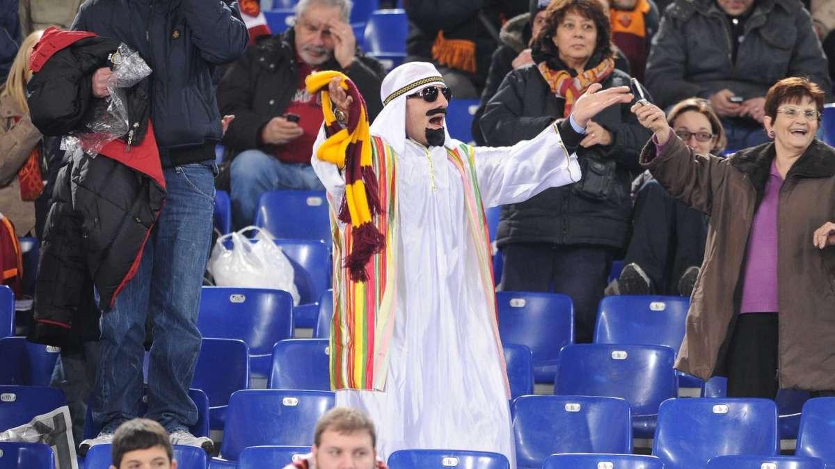 Cessione Roma, i tifosi sono esausti: "Stanchi dei vostri intrallazzi". Lo sceicco intanto appare in Curva Sud...