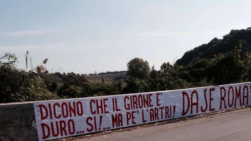 Striscione a Trigoria: "Dicono che il girone è duro...sì...ma per gli altri" FOTO!
