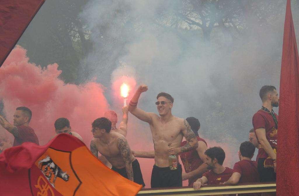 LA VOCE DELLA SERA - Delirio e festa infinita dalla Colombo al Colosseo. Friedkin: "Grazie ai tifosi"