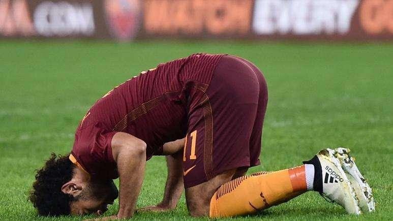 Infortunio alla caviglia per Salah: l'attaccante esce da Trigoria in stampelle. Sky, Assogna: "Non positive le ultime indiscrezioni"