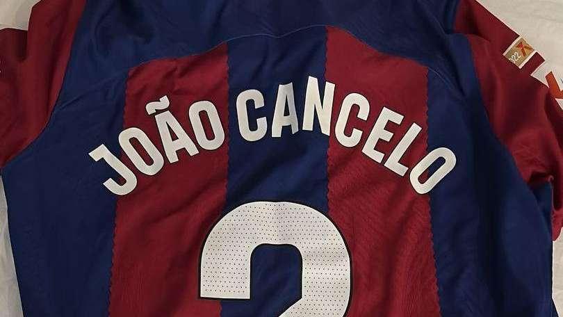 "Per mio fratello e amico Dybala": Cancelo regala la sua maglietta a La Joya. FOTO!