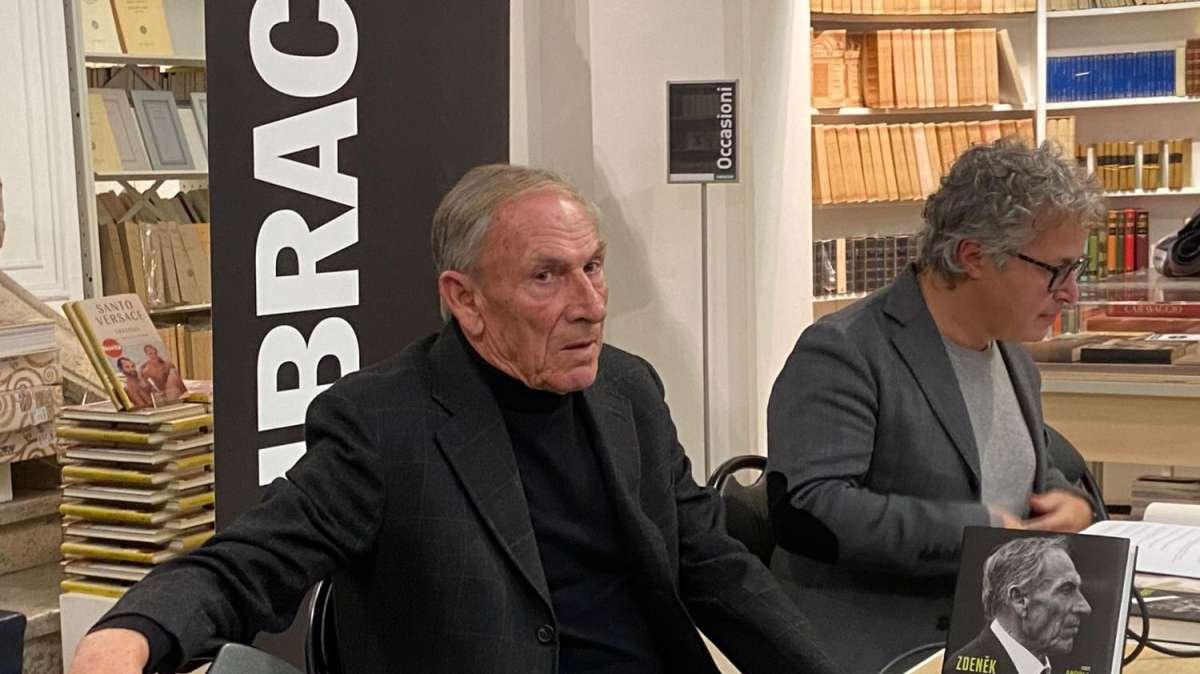 VIA NAZIONALE - Zeman presenta la sua autobiografia: "Vincere a Roma è diverso". Di Biagio: "Mi ha aperto un mondo". Di Francesco: "È stato un maestro". Mihajlovic: "Ha vinto più di ogni altro allenatore". FOTO! VIDEO!