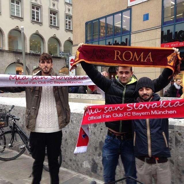 Scambio di sciarpe tra tifosi romanisti e tedeschi. FOTO!