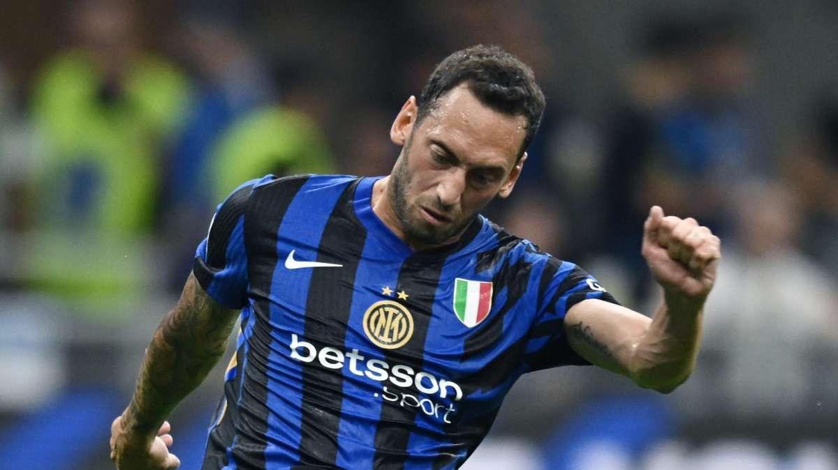 Inter, Calhanoglu: "Ho ricevuto offerte, ma avevo detto sarei rimasto. E i nerazzurri non mi lasceranno mai andare"