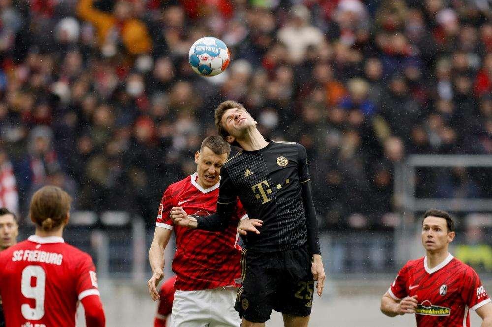Il Bayern vince a Friburgo: per alcuni secondi del secondo tempo è in campo in 12