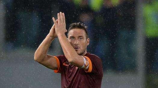 Totti: "Auguri a tutti i tifosi della Roma, faremo il possibile per renderli felici"
