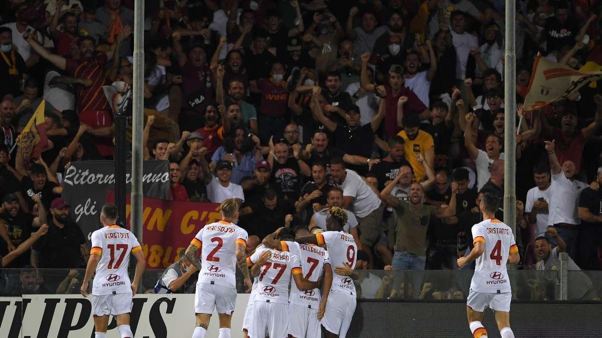 I calciatori della Roma portano Mourinho a cena fuori per festeggiare le mille panchine. VIDEO!