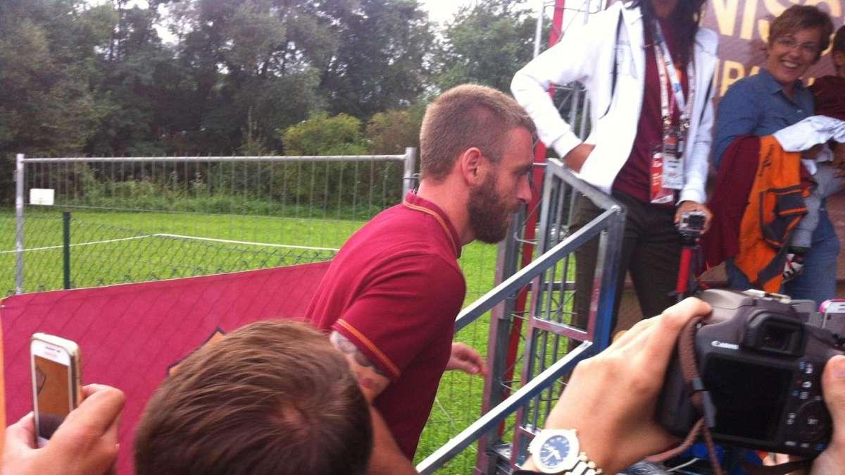 Daniele De Rossi, Somma e Capradossi firmano autografi al Cuore Sole Village. Il numero 16: "Ringrazio tutti". FOTO! VIDEO!