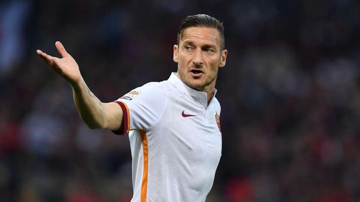 Accadde oggi - Totti parla al Tg1, scoppia il caso con Spalletti, il Capitano out contro il Palermo. Siglato un accordo con lo Sceicco Al Qaddumi. Boniek: "Rifiutai il ruolo di Montali ma tornerei"