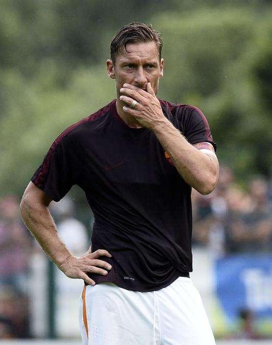Totti assiste insieme a Monchi e Baldissoni all'allenamento della squadra