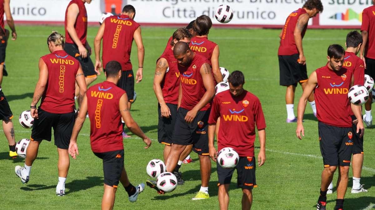 Allenamento mattutino a Trigoria: la squadra prepara la sfida contro il Bayern Monaco. De Rossi in campo