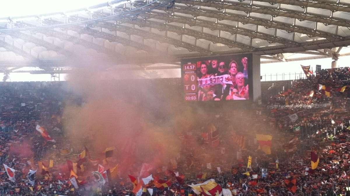 ROMA-LAZIO, 1-2 -  Derby terminato. La Roma in 10 per quasi tutta la partita ci mette il cuore, ma non basta. Hernanes apre su rigore, Borini riaccende le speranze, poi Mauri chiude il match. FOTO!