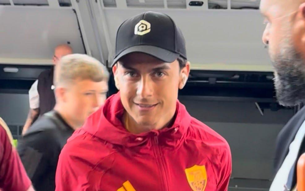 Newport County-Roma, Dybala lascia lo stadio con una vistosa fasciatura al ginocchio