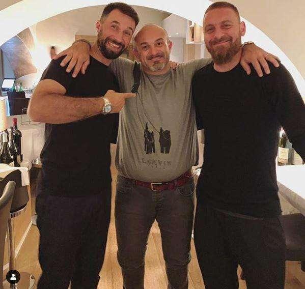 Vucinic posta una foto con De Rossi. FOTO!