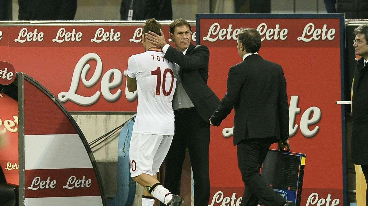 Garcia: "Totti? Non è quel tipo di leader che va a spronare tutti in modo esagerato ma è apprezzato per la sua intelligenza"