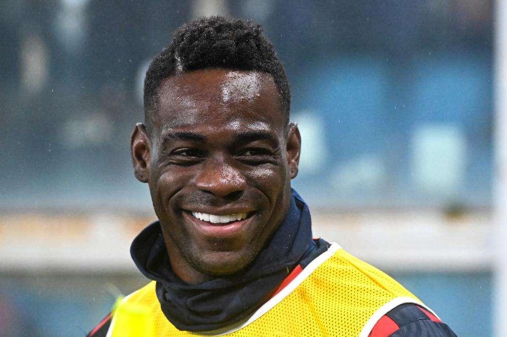 Balotelli volontario con i bambini dopo il ritiro della patente