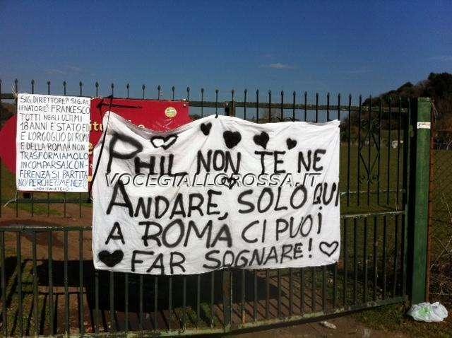 Trigoria: manifestazione pacifica con striscioni a favore di Mexes e Totti. Assenti: Totti, Vucinic, Cassetti e J. Sergio. Cori contro Rosella Sensi e la Lazio FOTO!