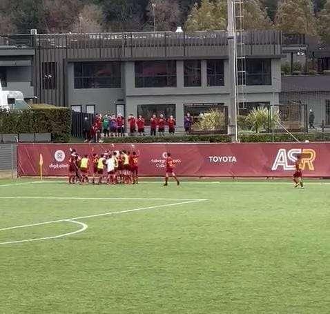 VG - La Roma Under 14 vince il derby e festeggia con la Prima Squadra in campo e in palestra. VIDEO!