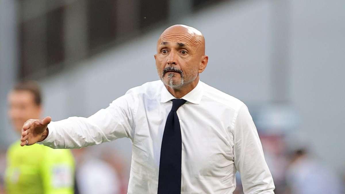 Roma-Napoli - Fischi e cori contro Spalletti che alza un braccio verso la Sud
