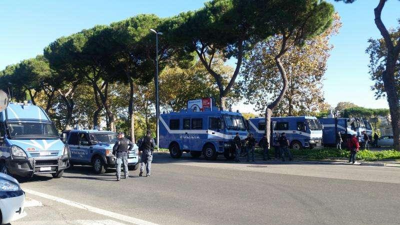 Blindati delle forze dell'ordine a Ponte Duca d'Aosta. FOTO!