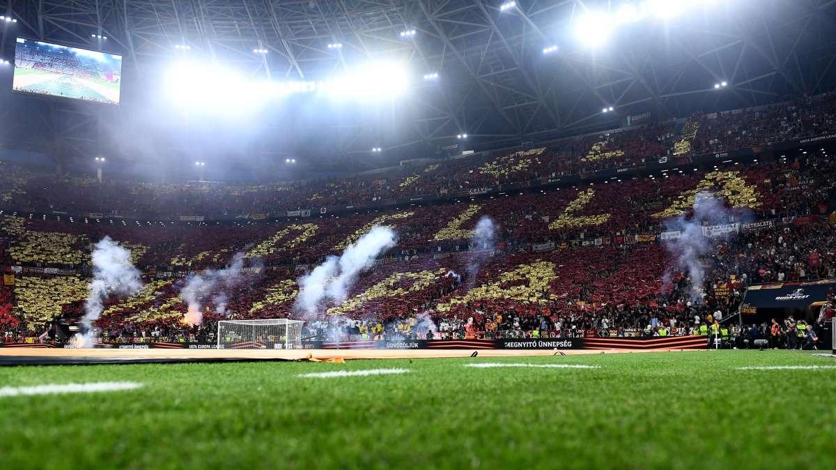 L'Olimpico abbraccia la Roma: striscioni di sostegno dopo il KO a Budapest